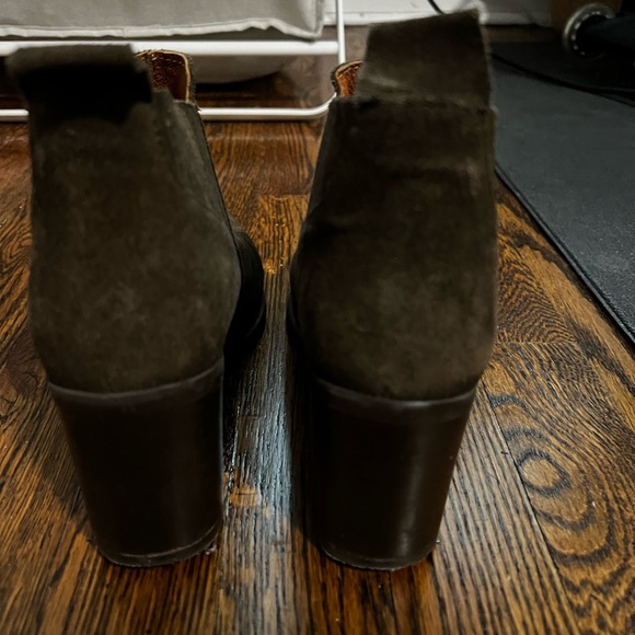 Steve Madden Olive Green Suede booties sz 6 - Picture 3 of 4
